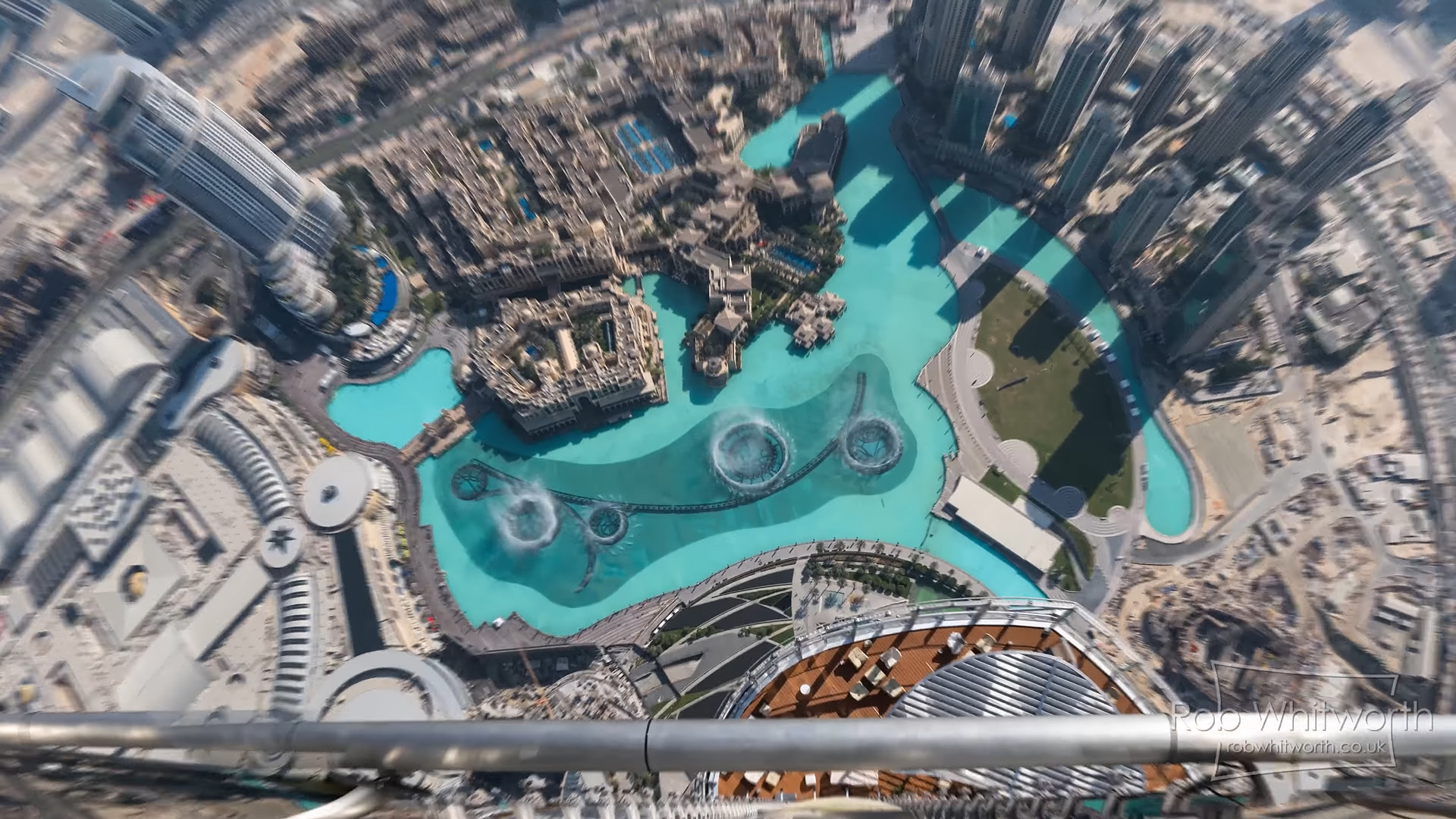 Jedna zo snímok z pádu z najvyššieho mrakodrapu Burdž Chalífa vo videu o Dubai